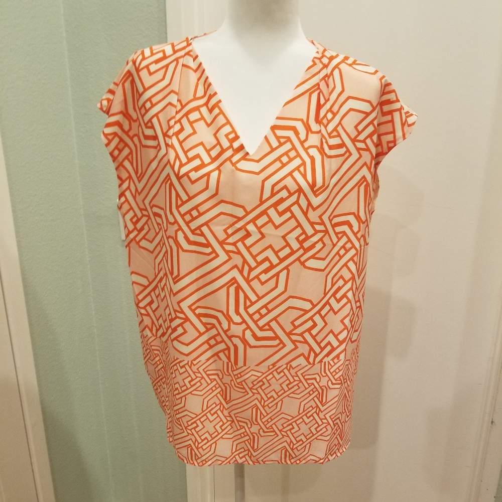 🌸The Limited VNeck w/Shoulder Detail